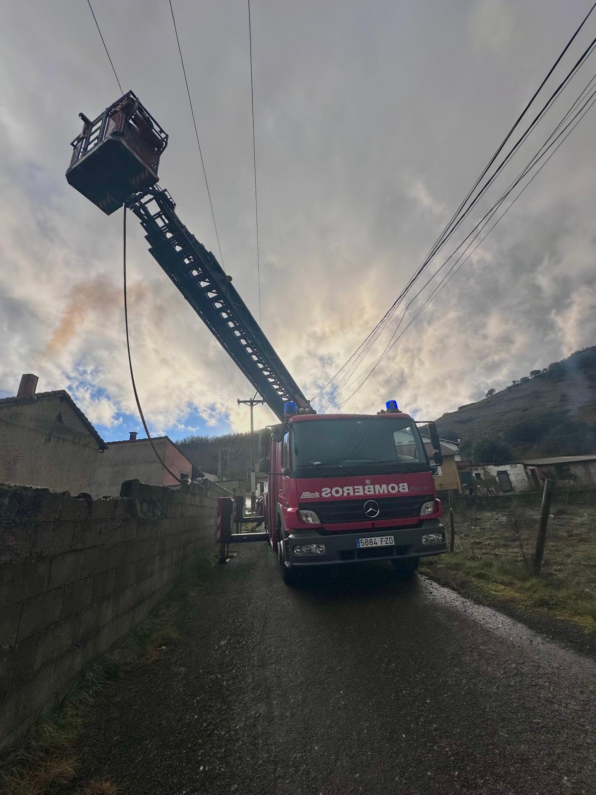 intervención de los Bomberos de León en el incendio de una chimena en Pardavé | Bomberos de León