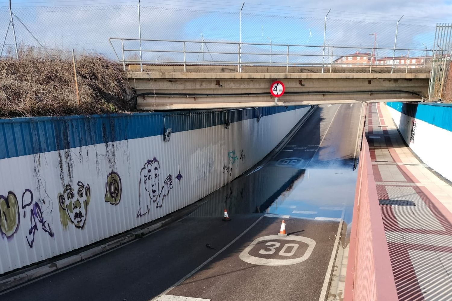 Los túneles de Trobajo del Camino vuelven a inundarse después de cuatro meses