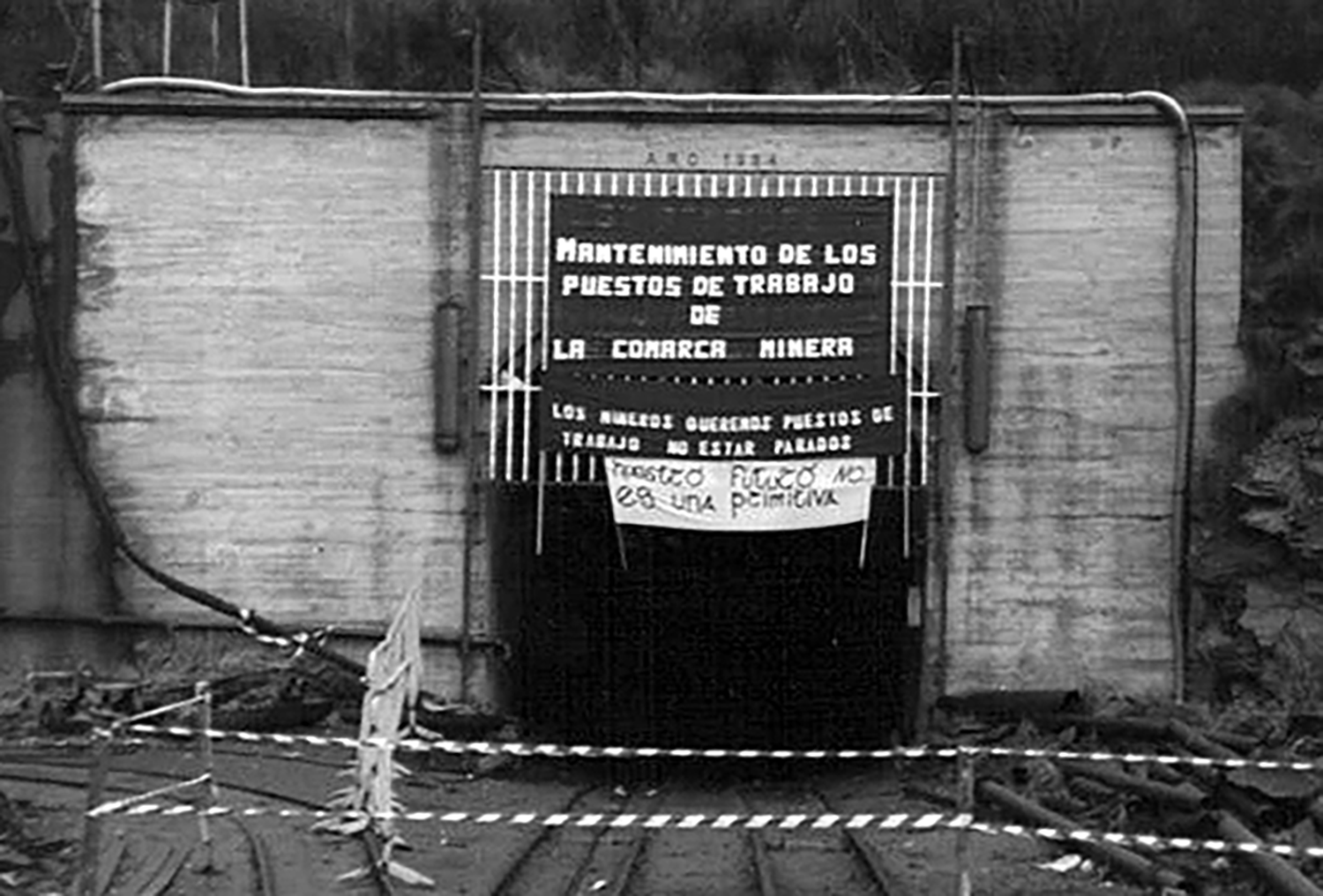 Entrada a la bocamina en el pozo Mariángela de Santa Marina de Torre en 1994.