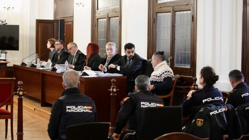 Imagen de la primera sesión del juicio contra el hombre y la mujer acusados de asesinar a una prostituta en una vivienda de Cembranos en el año 2021 | Campillo / ICAL