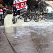 Un grupo de ganaderos derrama leche ante la Delegación Territorial de la Junta en León | Peio García / ICAL