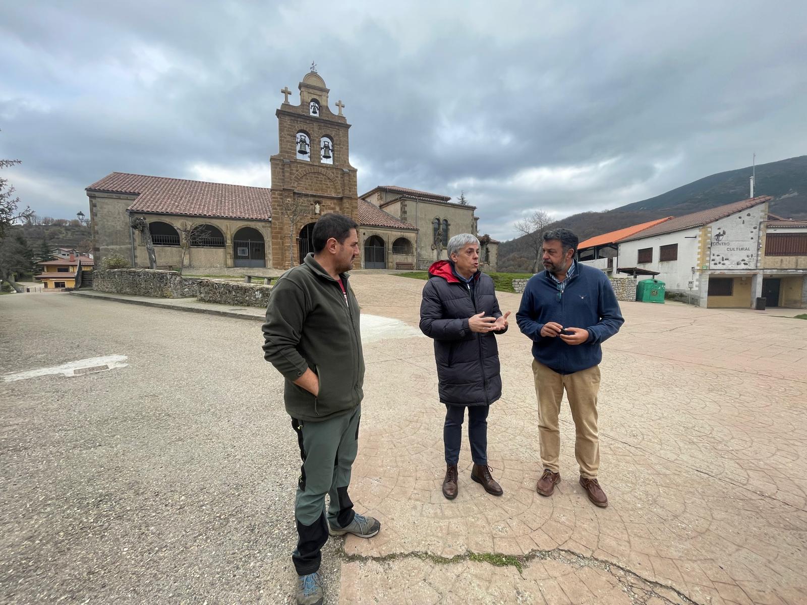 Visita del delegado territorial de la Junta a Prioro, junto a él alcalde 