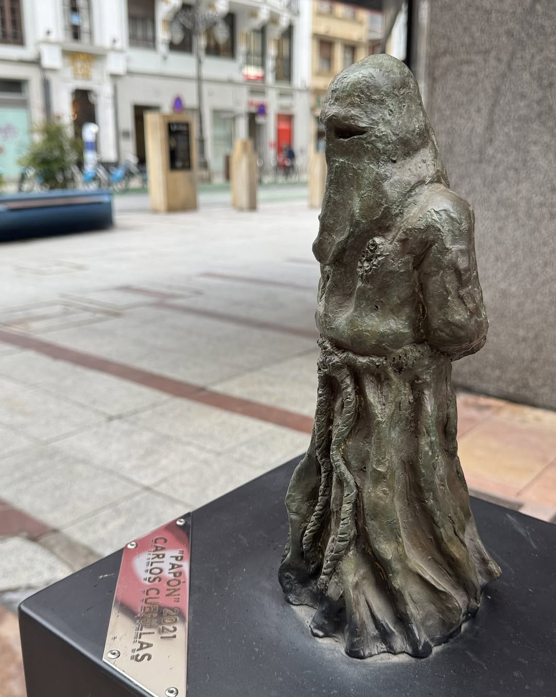 Escultura del papón de Carlos Cuenllas instalada en Ordoño II