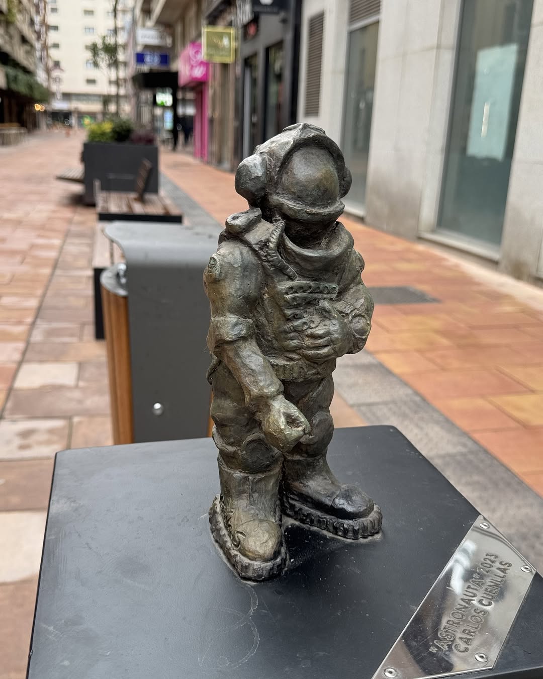 Escultura del astronauta de Carlos Cuenllas instalada en Ordoño II