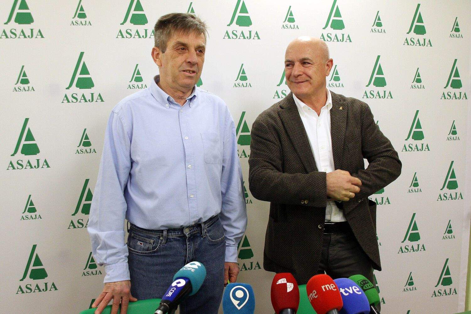  El presidente de Asaja León, Arsenio Vidal, y el secretario general, José Antonio Turrado, presentan el balance anual del sector agroganadero de 2024 y las previsiones para este año | Peio García / ICAL