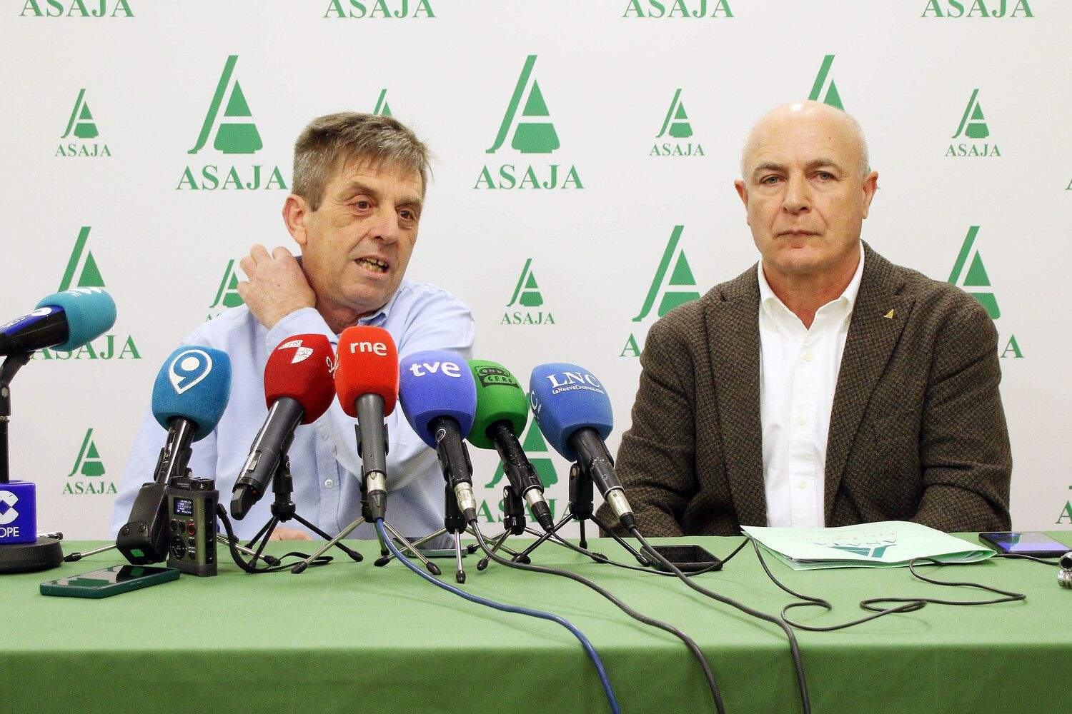  El presidente de Asaja León, Arsenio Vidal, y el secretario general, José Antonio Turrado, presentan el balance anual del sector agroganadero de 2024 y las previsiones para este año | Peio García / ICAL