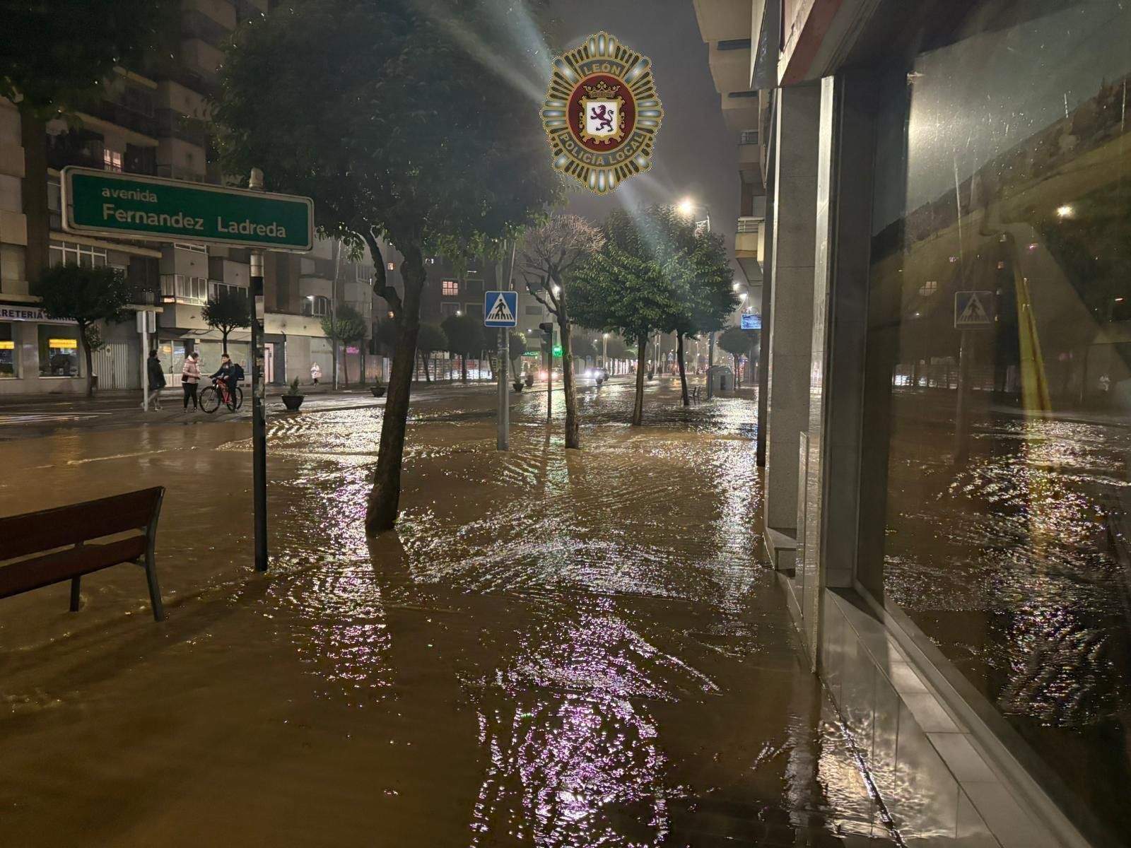El reventón de una "gran tubería" inunda una de las principales calles de León | Policía Local de León