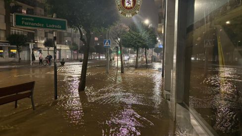El reventón de una "gran tubería" inunda una de las principales calles de León | Policía Local de León
