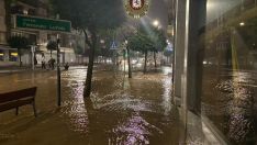 El reventón de una "gran tubería" inunda una de las principales calles de León | Policía Local de León