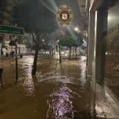 El reventón de una "gran tubería" inunda una de las principales calles de León | Policía Local de León