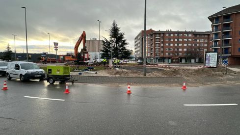 Operarios de Aguas de León trabajando en la rotonda que une las avenidas alcalde Miguel Castaño y Fernández Ladreda  | Ayuntamiento de León