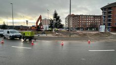 Operarios de Aguas de León trabajando en la rotonda que une las avenidas alcalde Miguel Castaño y Fernández Ladreda  | Ayuntamiento de León