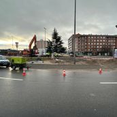 Operarios de Aguas de León trabajando en la rotonda que une las avenidas alcalde Miguel Castaño y Fernández Ladreda  | Ayuntamiento de León