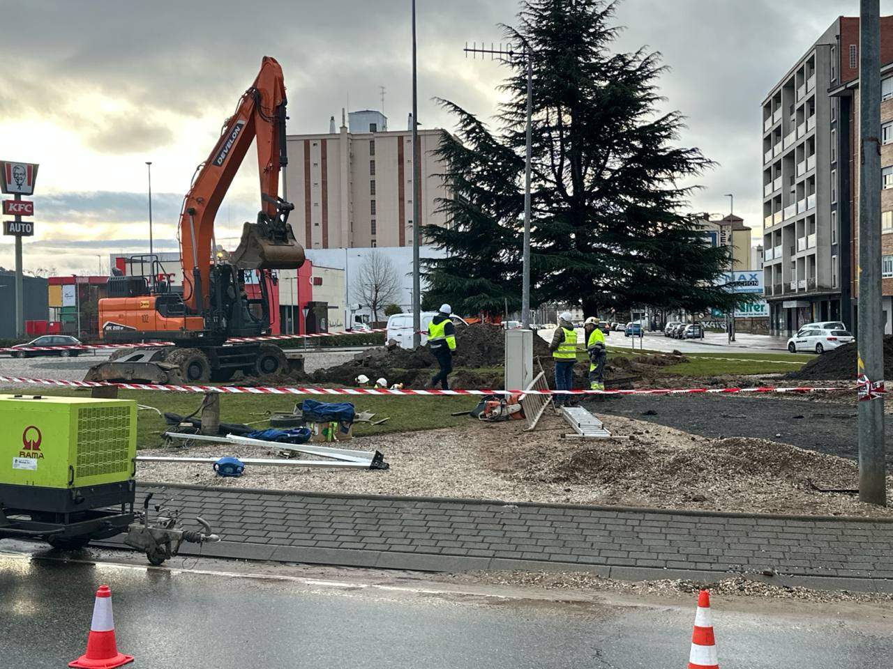 Aguas de León asegura que el suministro de agua "se ha restablecido" en la zona afectada por el reventón