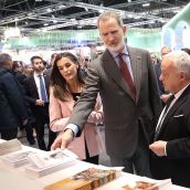 .Los Reyes conversan con el consejero de Cultura Gonzalo Santonja durante su visita al stand de Castilla y León en la inauguración de Fitur 2025 | Juan Lázaro / ICAL 