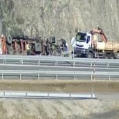 Fallece un camionero tras volcar en la AP-66 entre Asturias y León