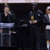 El boxeador leonés Antonio Barrul recibe un 'Army Award' por la pelea del cine: "No me siento orgulloso de los golpes, pero sí de haber parado una injusticia" 