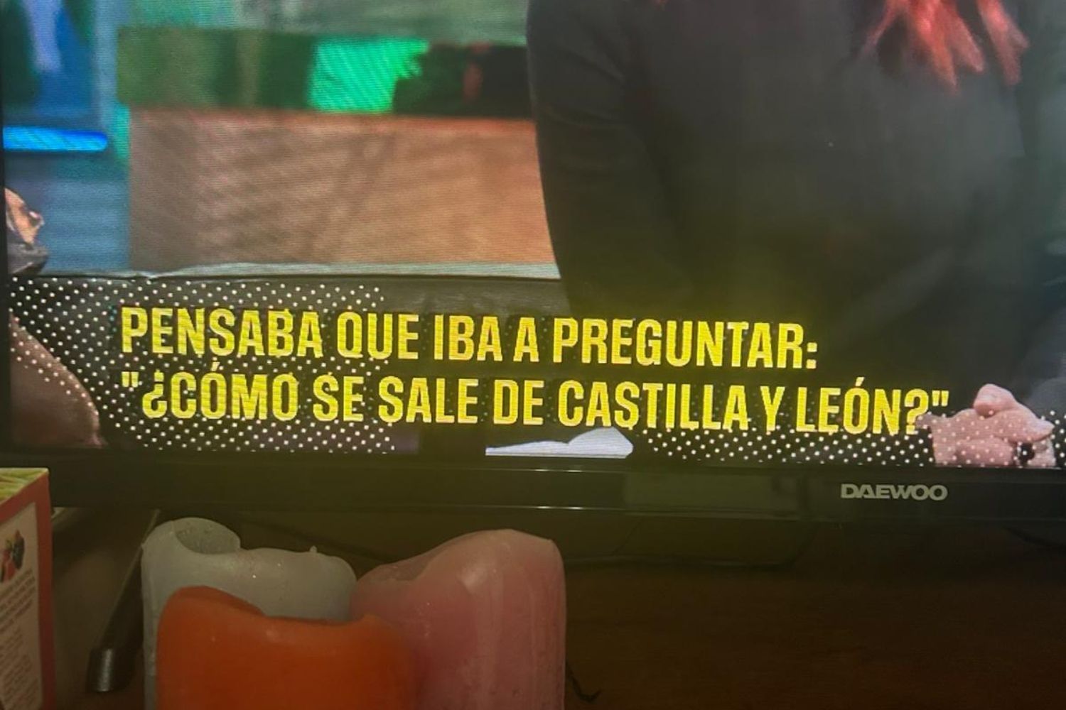 Rótulo de La Revuelta durante la visita de Sara García