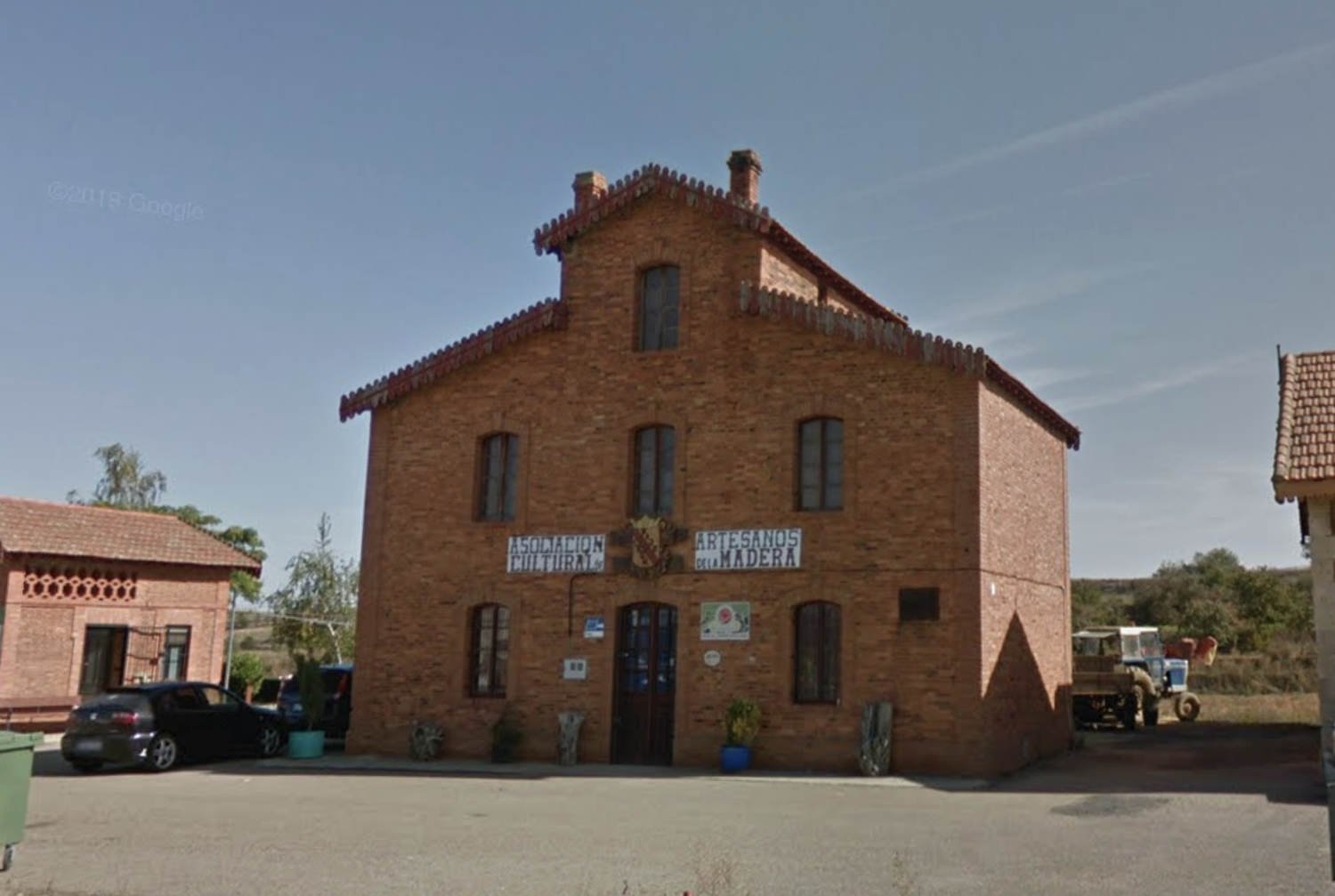 Fachada principal del edificio de la antigua estación de tren de Fresno de la Vega (León) | Google Street View