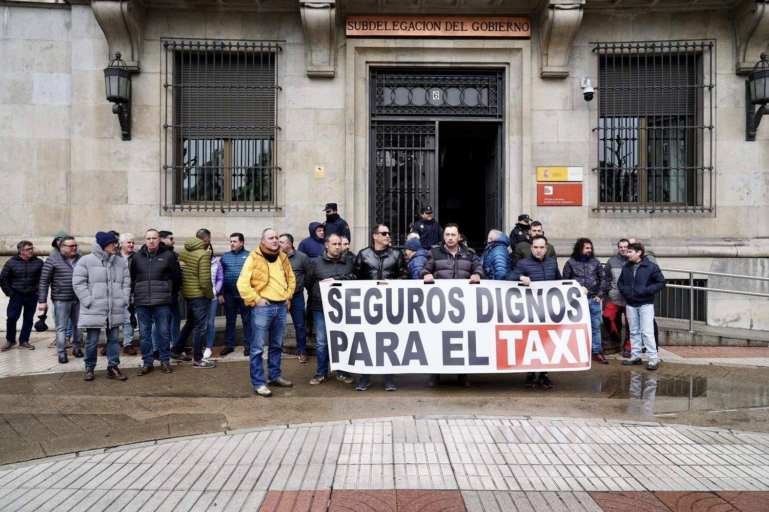 Los taxistas de León se concentran frente a la subdelegación del Gobierno en protesta por el precio de los seguros | Campillo / ICAL Los taxistas de León se concentran frente a la subdelegación del Gobierno en protesta por el precio de los seguros | Campillo / ICAL