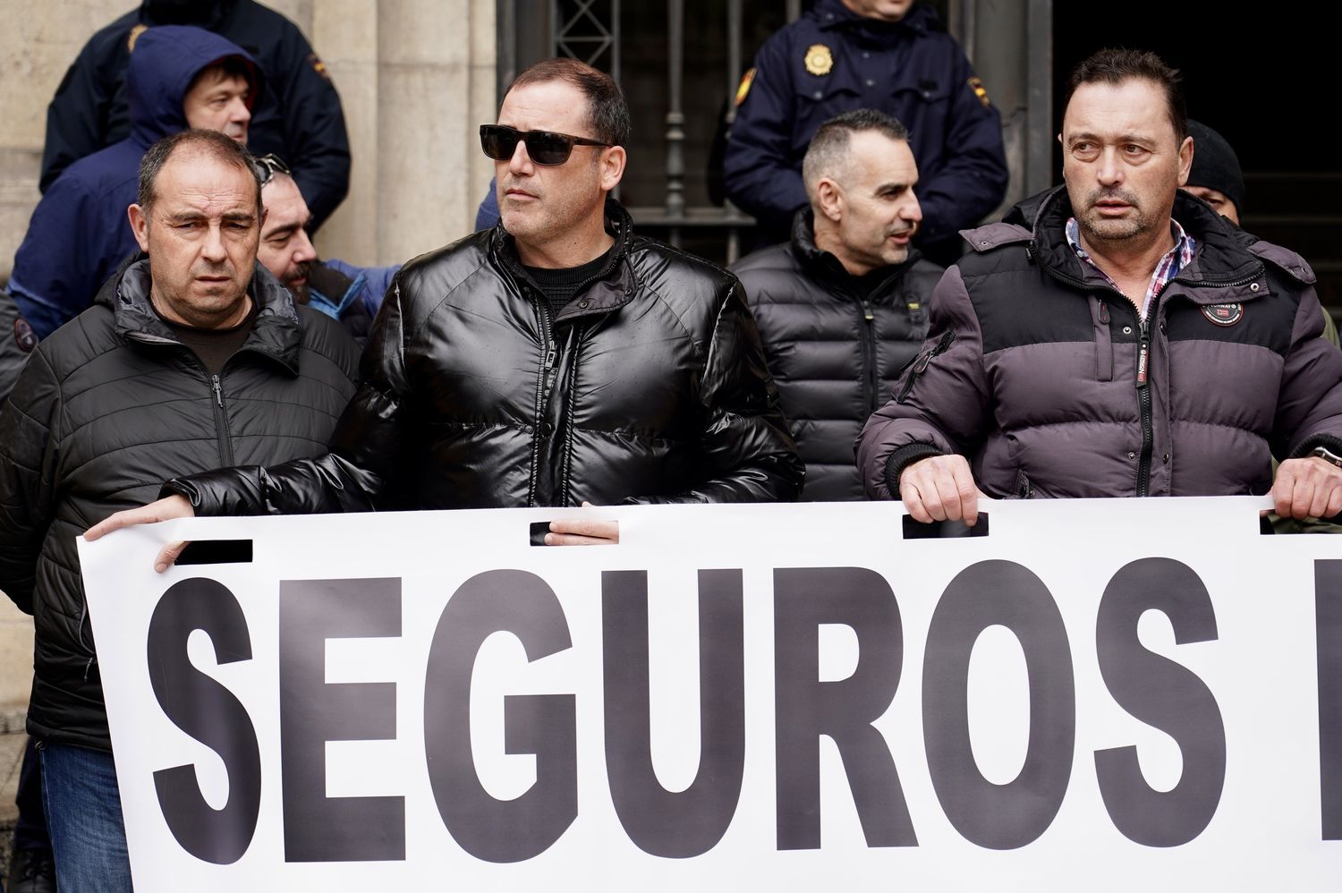 Los taxistas de León se concentran frente a la subdelegación del Gobierno en protesta por el precio de los seguros | Campillo / ICAL Los taxistas de León se concentran frente a la subdelegación del Gobierno en protesta por el precio de los seguros | Campillo / ICAL