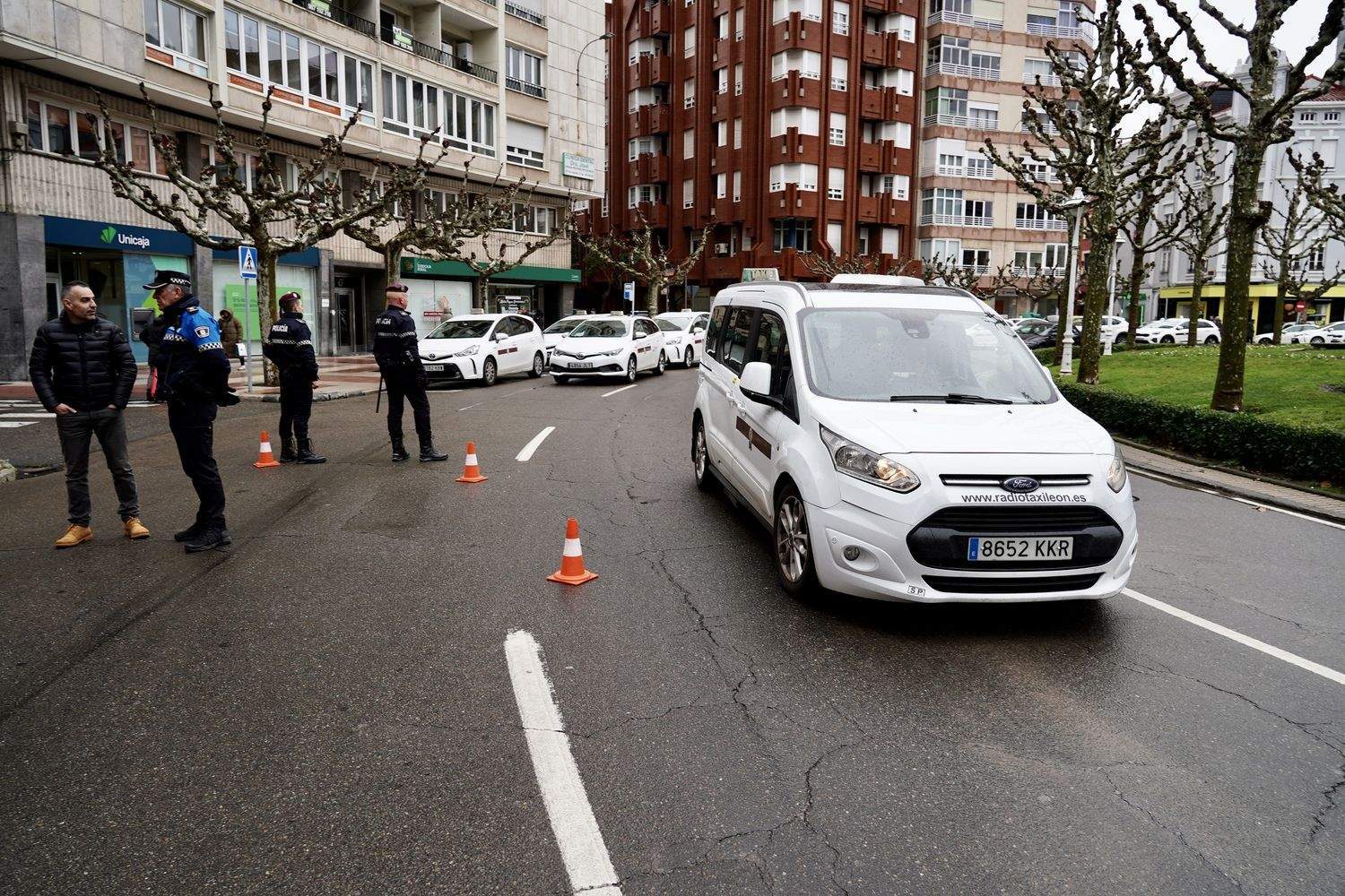 Los taxistas de León se concentran frente a la subdelegación del Gobierno en protesta por el precio de los seguros | Campillo / ICAL Los taxistas de León se concentran frente a la subdelegación del Gobierno en protesta por el precio de los seguros | Campillo / ICAL