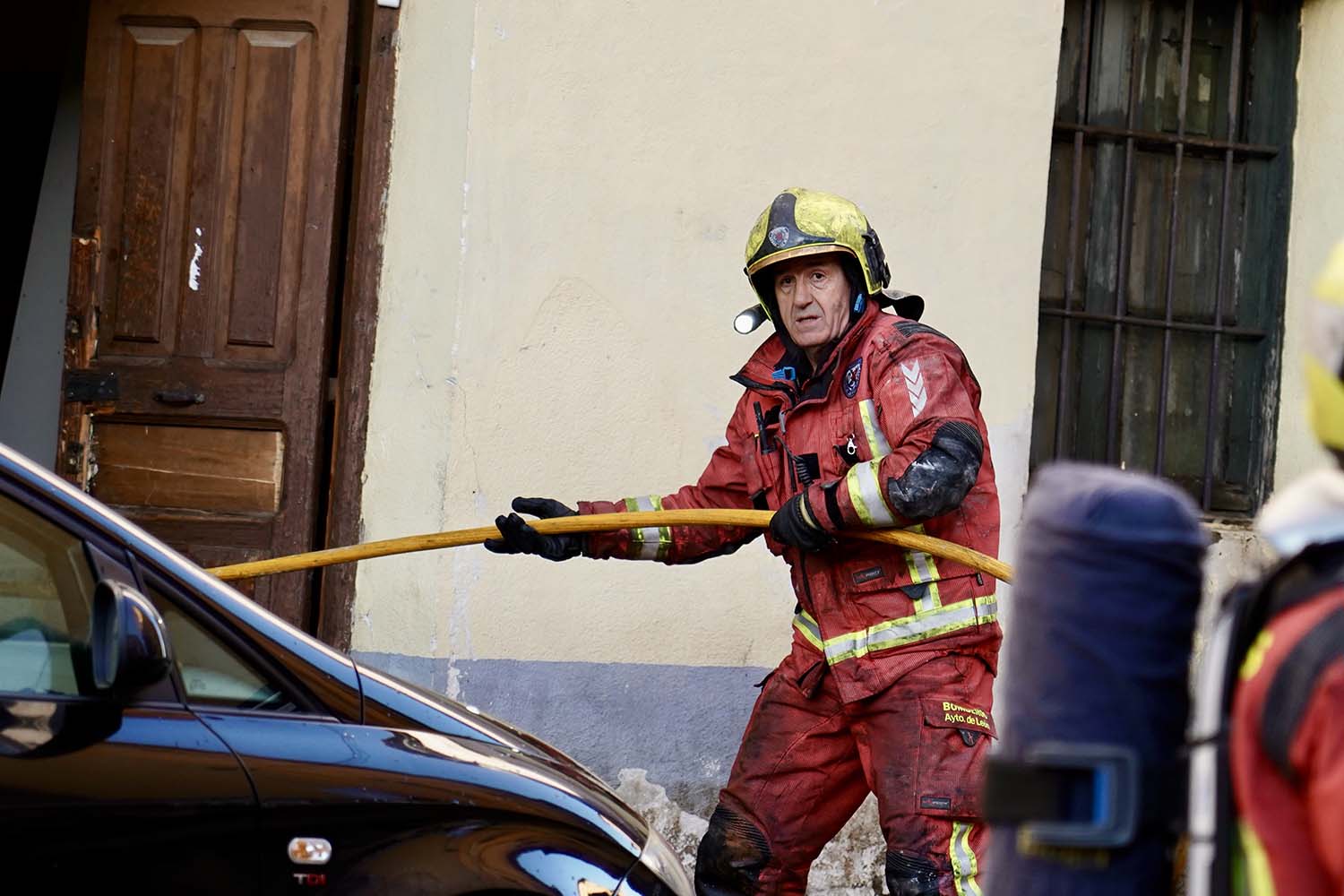 Campillo ICAL. Los bomberos de León intervienen en el incendio de una vivienda en el Barrio Húmedo 3