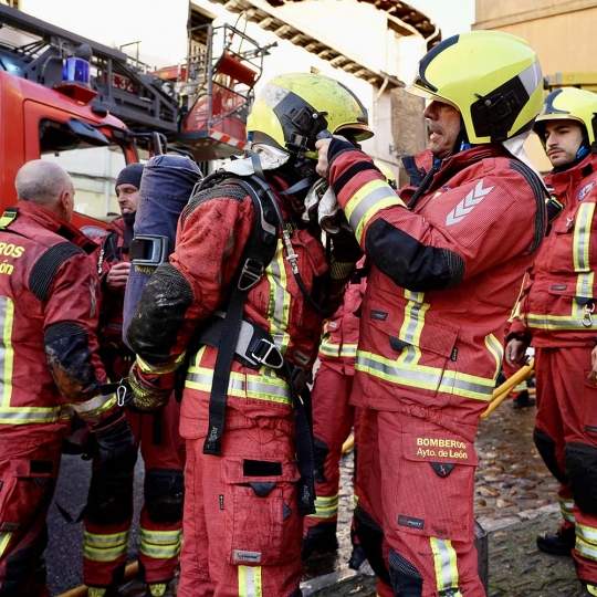 Una intoxicada por inhalación de humo en una vivienda en la calle Zapaterías de León | Campillo / ICAL