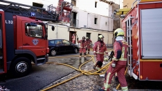 Los bomberos de León intervienen en el incendio de una vivienda en el Barrio Húmedo | Campillo / ICAL