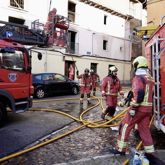Los bomberos de León intervienen en el incendio de una vivienda en el Barrio Húmedo | Campillo / ICAL