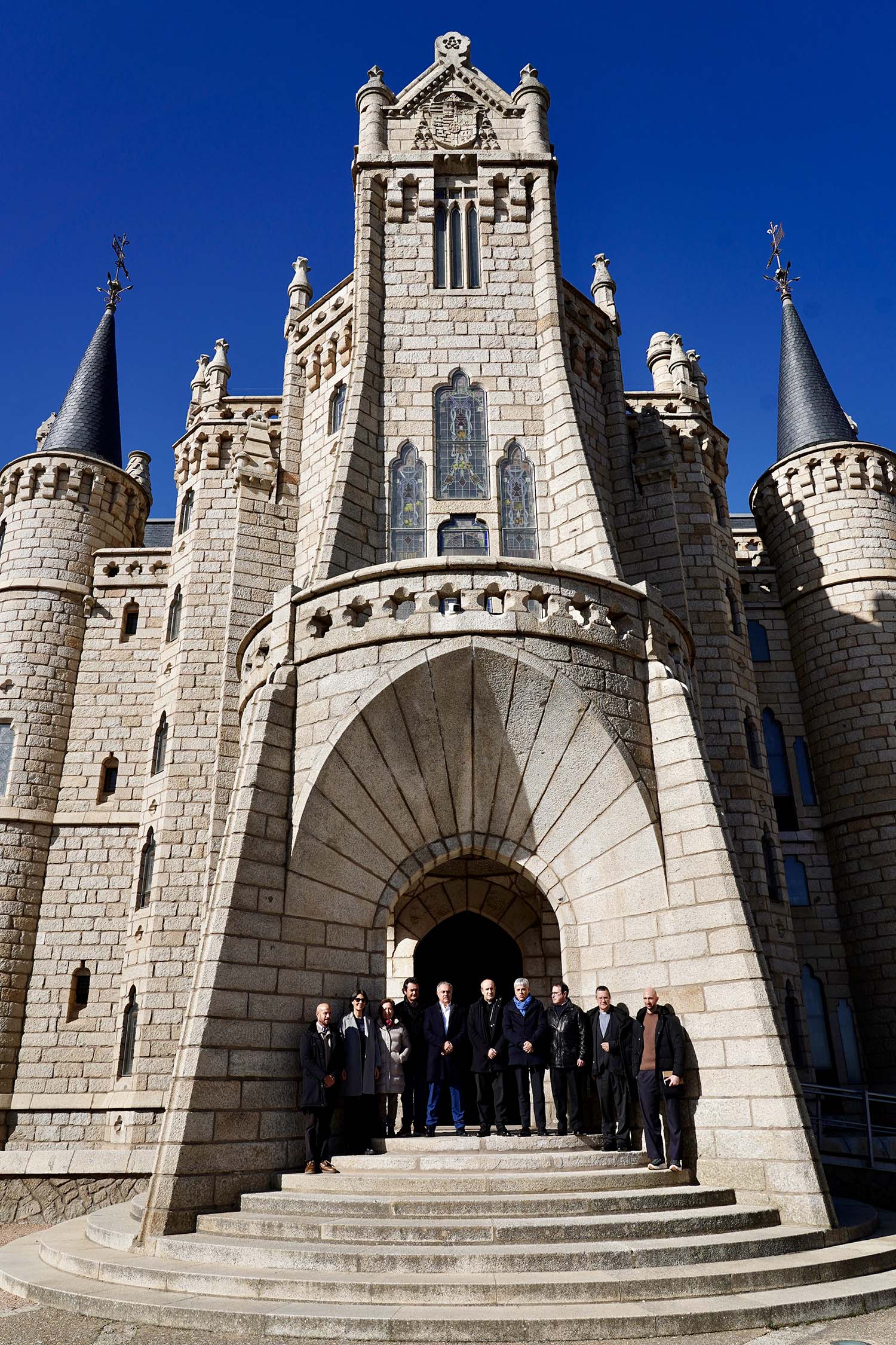 Campillo / ICAL. Presentación del proyecto Palacio de Gaudí 2026, con la presencia del director del Palacio, Víctor Murias; el escultor Amancio González; el obispo de Astorga, Jesús Fernández, y el delegado territorial de la Junta, Eduardo Diego, entre otros
