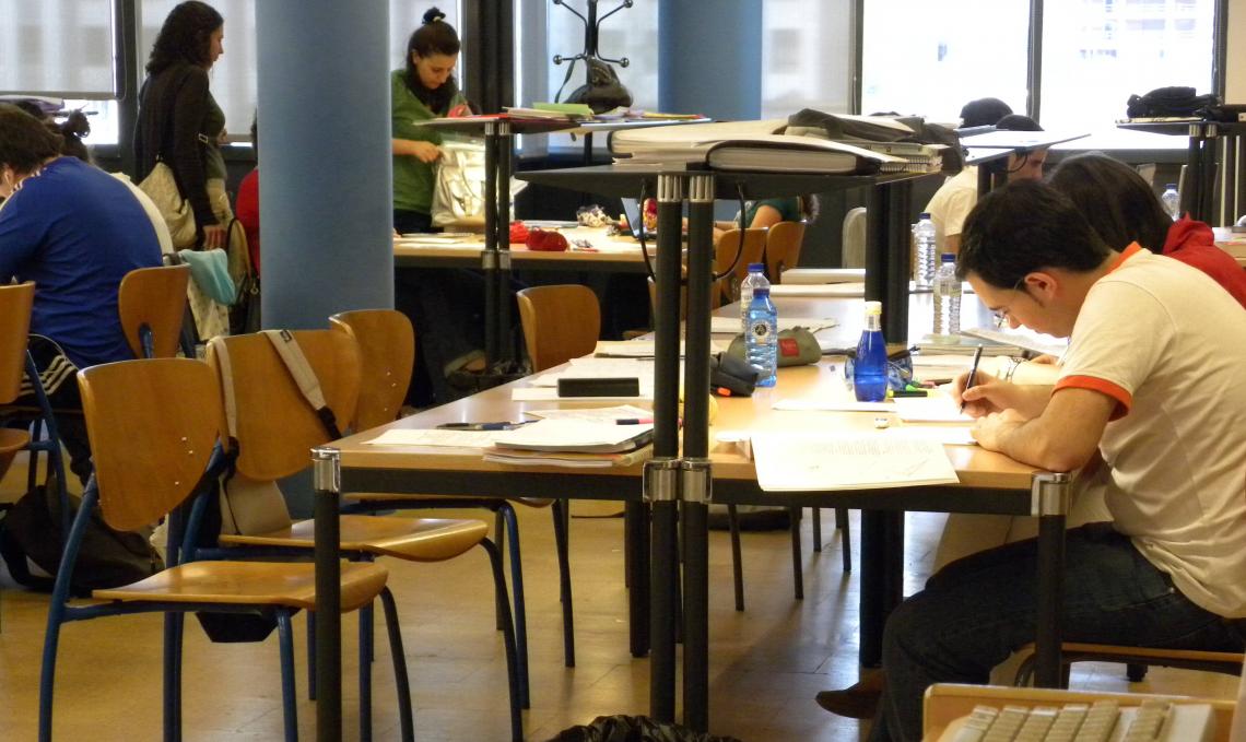 Estudiantes de la ULE en la biblioteca