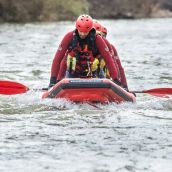 Los Bomberos de León incorporan un trineo de rescate rápido para emergencias acuáticas