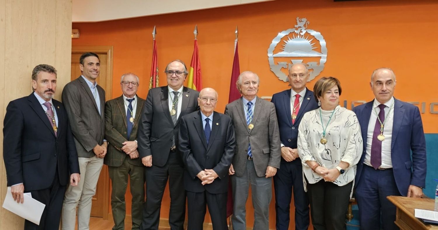 Amigos y compañeros arropan al profesor Rodríguez Ferri (C) en el acto de entrega de la medalla de la OCV celebrado en León