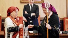 El alcalde de León, José Antonio Diez, preside la celebración del acto de Las Águedas. En la imagen, la Águeda Mayor, Maria del Mar Ibañez, el alcalde y la Águeda de Honor, Nuria González | Campillo / ICAL