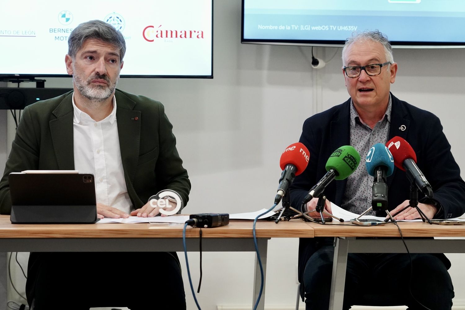 El presidente del Círculo Empresarial Leonés, Julio César Álvarez, y el secretario general, Nicesio Álvarez, dan a conocer el premiado con el galardón Círculo de Oro del CEL del año 2024 | Campillo / ICAL