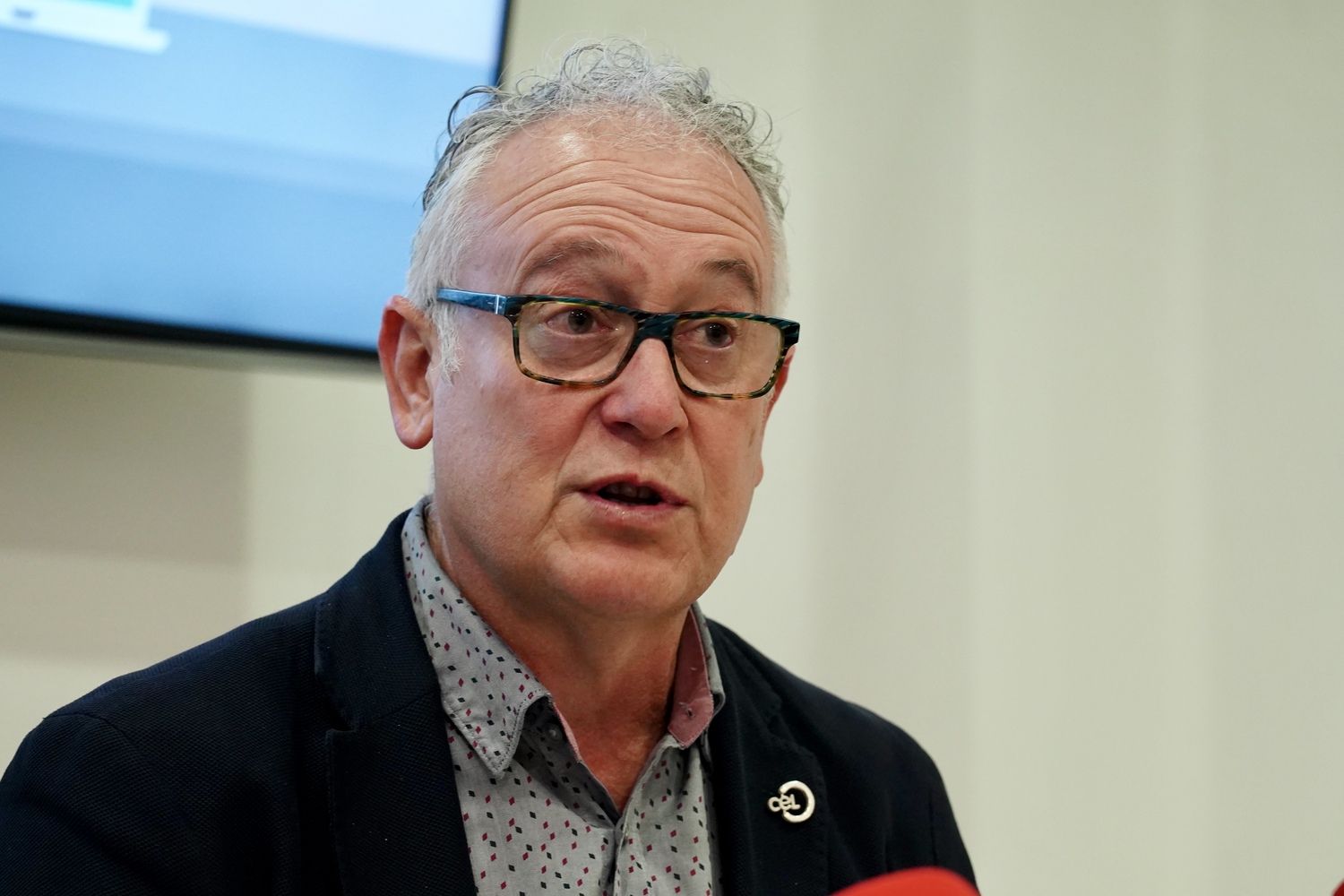 El secretario general de Círculo Empresarial Leonés, Nicesio Álvarez, dan a conocer el premiado con el galardón Círculo de Oro del CEL del año 2024 | Campillo / ICAL