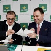 El director general de la Fundación Obra Social Castilla y León, José María Viejo, y el director de Comunicación y Relaciones Institucionales de Caja Rural, Narciso Prieto, presentan el programa de actividades conjuntas con motivo del 30 aniversario de la entidad bancaria en León | Campillo / ICAL