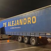 Un camión se queda cruzado en medio de Carbajal de la Legua (León)