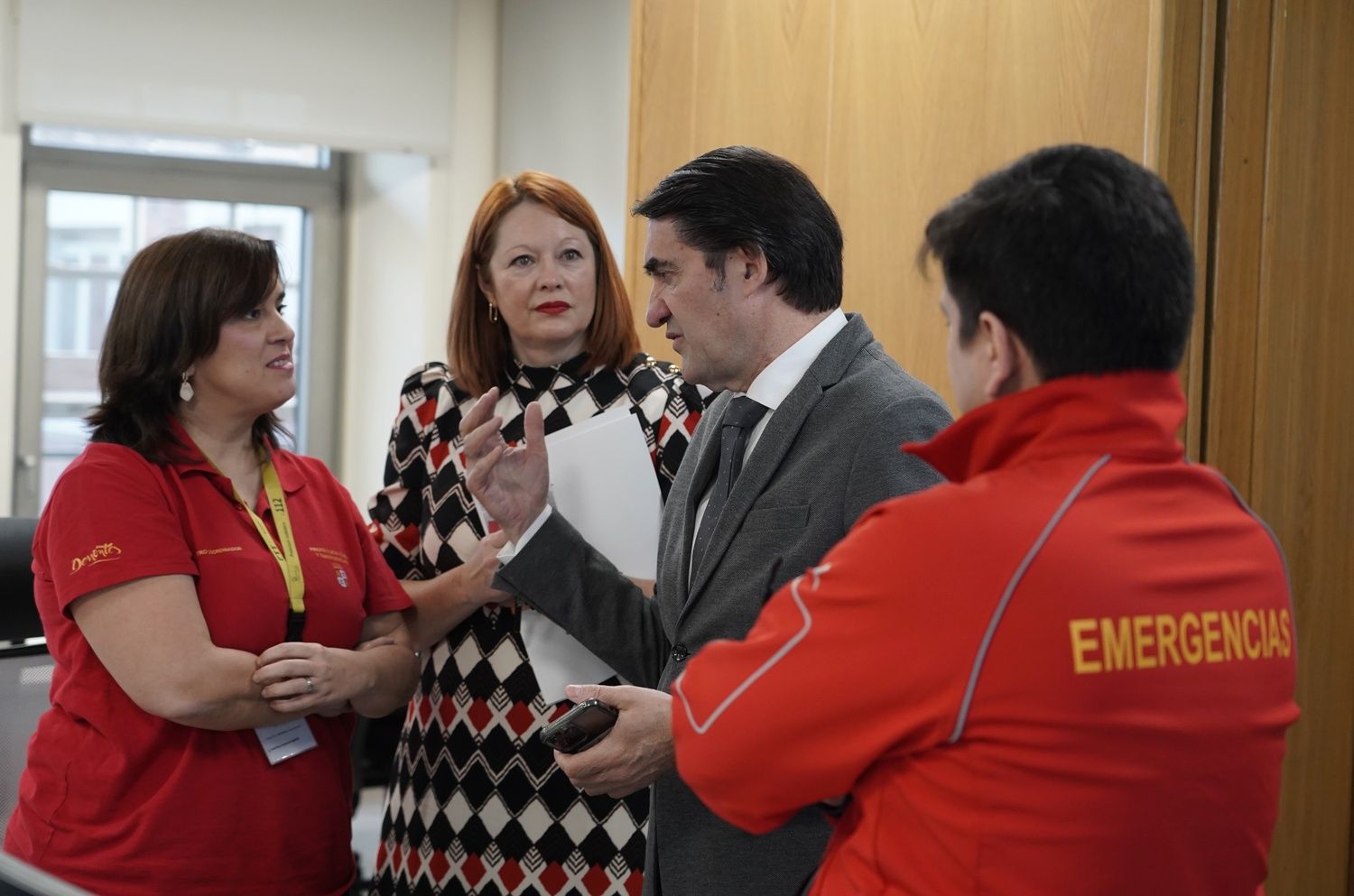 El consejero de Medio Ambiente, Vivienda y Ordenación del Territorio, Juan Carlos Suárez-Quiñones, presenta el balance del Servicio de Emergencias 112 en Castilla y León con motivo de la celebración del Día Europeo del 112 | Rubén Cacho / ICAL El consejero de Medio Ambiente, Vivienda y Ordenación del Territorio, Juan Carlos Suárez-Quiñones, presenta el balance del Servicio de Emergencias 112 en Castilla y León con motivo de la celebración del Día Europeo del 112 | Rubén Cacho / ICAL