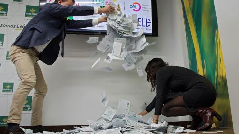 Caja Rural sortea ante notario las pagas extra de su campaña navideña en la provincia de León | Peio García / ICAL 