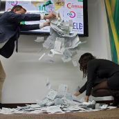 Caja Rural sortea ante notario las pagas extra de su campaña navideña en la provincia de León | Peio García / ICAL 