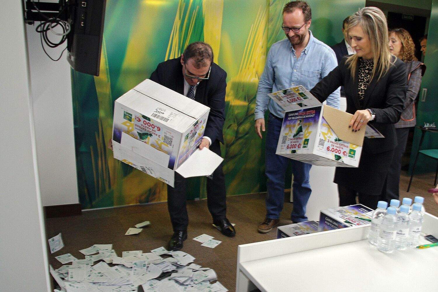 Caja Rural sortea ante notario las pagas extra de su campaña navideña en la provincia de León | Peio García / ICAL 