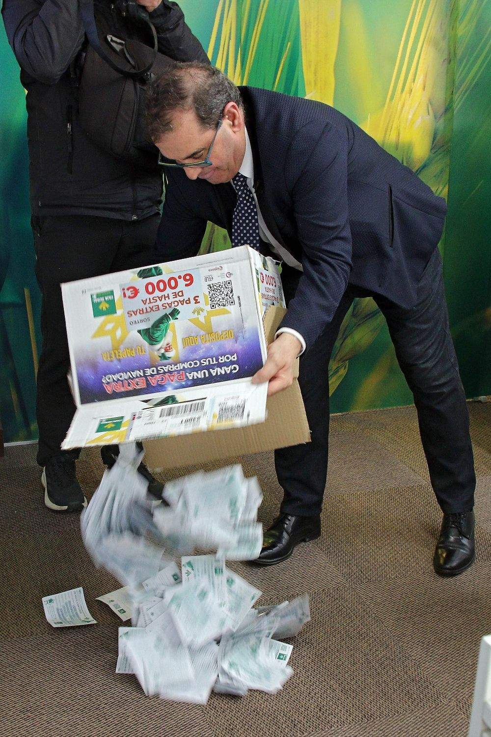 Caja Rural sortea ante notario las pagas extra de su campaña navideña en la provincia de León | Peio García / ICAL 