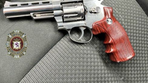 Detenido por amenzar a dos personas con un arma de fuego simulada en León