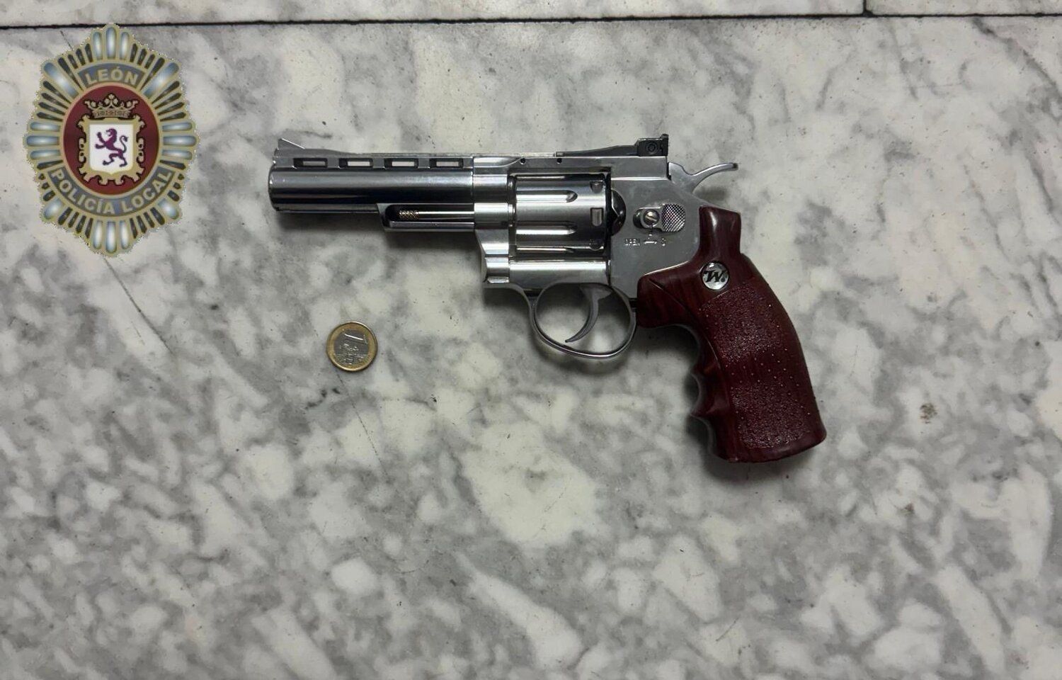 Arma de fuego simulada con la que amenazo el detenido | Policía Local de León
