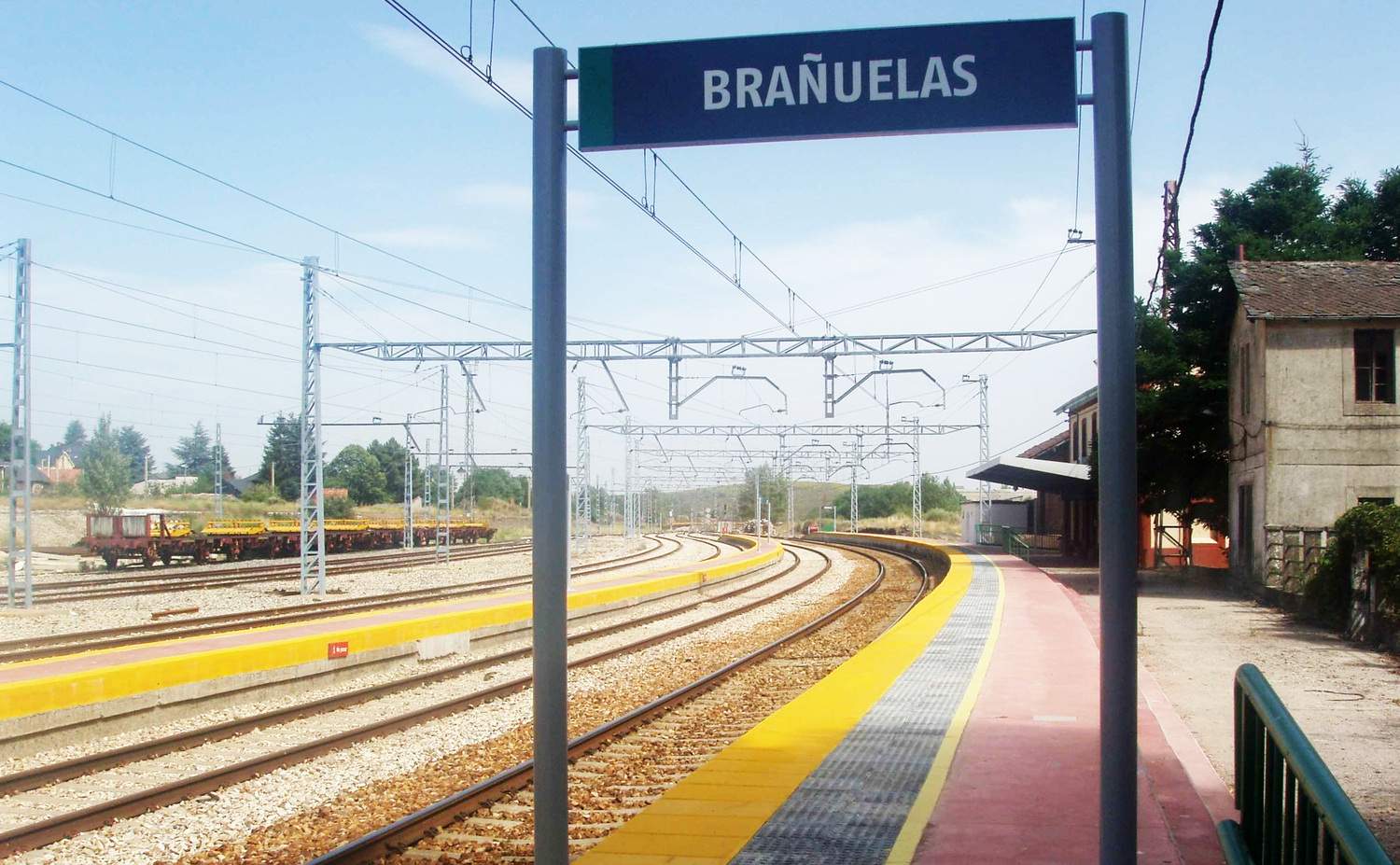 Estación de tren de Brañuelas, en el límite entre El Bierzo y León Estación de tren de Brañuelas, en el límite entre El Bierzo y León