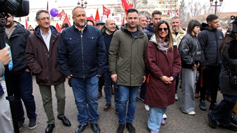 El PSOE en la marcha, con el presidente de la Diputación, Gerardo Álvarez Courel | Peio García / ICAL