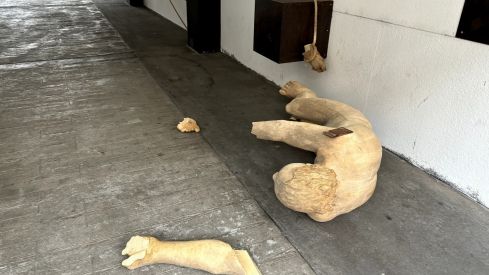 Aparece roto 'El recolector de estrellas’ de Amancio González ubicado en el pasaje de la avenida Ordoño II de León