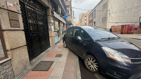 Un coche se sube a la acera y atropella a un hombre en la calle Santa Nonia de León